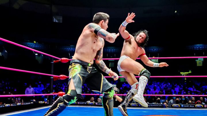 TJP (izq) durante la lucha en contra de Voaldor Jr. (der) en la Arena México