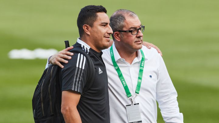 Efraín Juárez con el director técnico de Pumas, Andrés Lillini