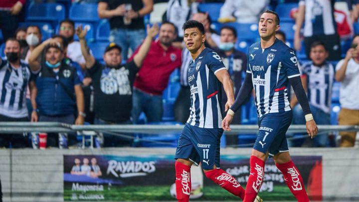 Jesús Gallardo y RogeliO Funes Mori druante el partido contra Atlas