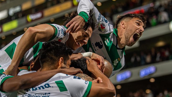 Jugadores de Santos festeja el primer gol del partido