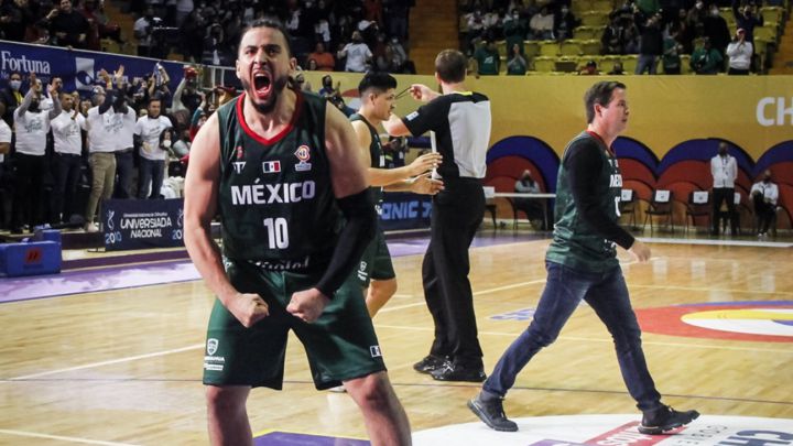 Gabriel Girón celebra victoria de México ante Puerto Rico en el Gimnasio Manuel Bernardo Aguirre de Chihuahua.