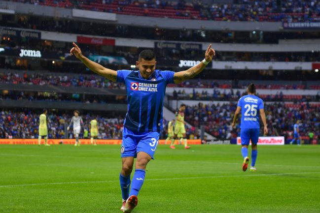 Orbelín Pineda festeja un gol con Cruz Azul
