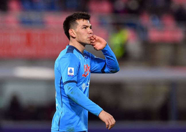 Hirving Lozano festeja un gol con el Napoli
