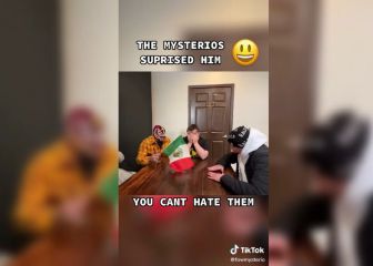 Rey y Dominik Mysterio sorprenden a un fan en su casa