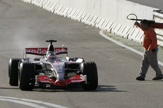 Alonso, pese problemas en el tanque de aceite, logra el mejor tiempo en su primer test
