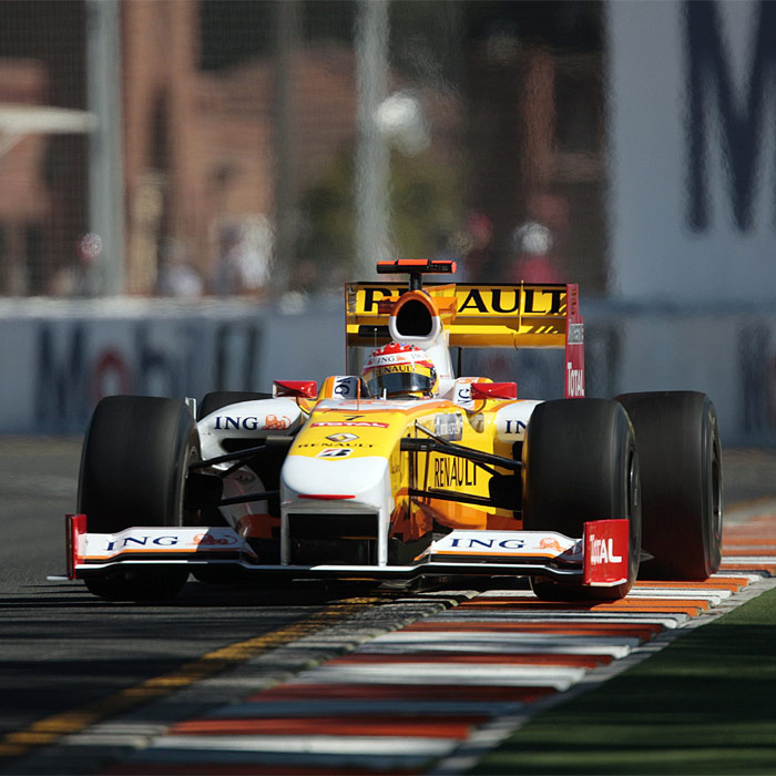 Los Ferrari dominan la primera jornada libre, Alonso se cuida