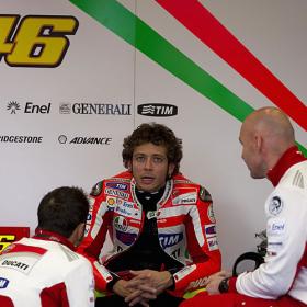 Rossi se rinde: "No puedo pilotar así esta moto" Rossi se rinde: "No puedo pilotar así esta moto"