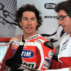 Hayden renueva un año y desea a Rossi en Ducati Hayden renueva un año y desea a Rossi en Ducati
