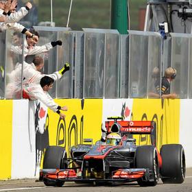 Alonso se salva en el recital de Hamilton Alonso se salva en el recital de Hamilton