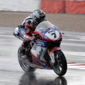 Checa sobrevive a la lluvia de Silverstone Checa sobrevive a la lluvia de Silverstone