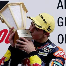 Danny Kent logra la victoria en la última vuelta Danny Kent logra la victoria en la última vuelta