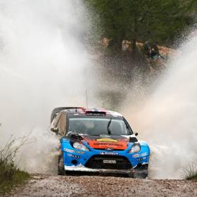 El barro atrapa a Dani Sordo y lanza a Ostberg El barro atrapa a Dani Sordo y lanza a Ostberg