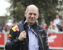 Adrian Newey "Nuestro coche usa el reglamento al límite" Adrian Newey "Nuestro coche usa el reglamento al límite"