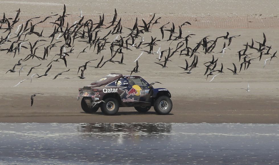 Al-Attiyah gana y mete presión a Peterhansel en la general