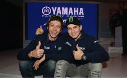 Lorenzo y Rossi ya ejercen como compañeros en Yamaha Lorenzo y Rossi ya ejercen como compañeros en Yamaha