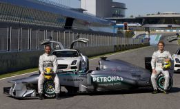 Mercedes presenta el nuevo 'W04' para la próxima temporada Mercedes presenta el nuevo 'W04' para la próxima temporada