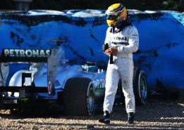 Hamilton se queda sin frenos en su debut con el Mercedes Hamilton se queda sin frenos en su debut con el Mercedes