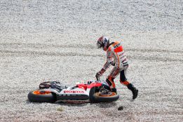 Marc Márquez sale ileso de su primera caída en MotoGP Marc Márquez sale ileso de su primera caída en MotoGP