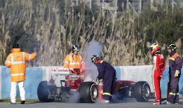 Problemas mecánicos para De la Rosa en su debut con el F138 Problemas mecánicos para De la Rosa en su debut con el F138