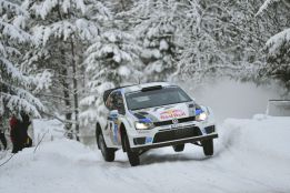 Loeb ataca, pero Ogier se defiende y sigue como líder Loeb ataca, pero Ogier se defiende y sigue como líder