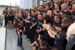 Vettel confirma en el debut de Alonso que el RB9 vuela Vettel confirma en el debut de Alonso que el RB9 vuela