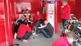 Carlos Checa: "Todavía tengo que domar la Ducati Panigale" Carlos Checa: "Todavía tengo que domar la Ducati Panigale"