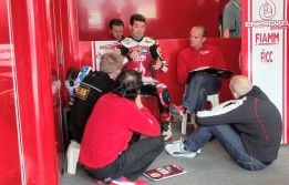 Carlos Checa: "Todavía tengo que domar del todo la Ducati" Carlos Checa: "Todavía tengo que domar del todo la Ducati"