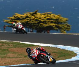 Aprilia 16 km/h más veloz que la Ducati de Carlos Checa Aprilia 16 km/h más veloz que la Ducati de Carlos Checa
