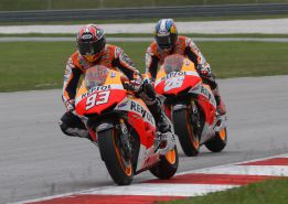 Lorenzo, Pedrosa y Márquez, en un pañuelo de sólo tres décimas Lorenzo, Pedrosa y Márquez, en un pañuelo de sólo tres décimas