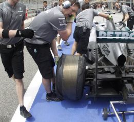 Pirelli investigará el pinchazo en el Mercedes de Lewis Hamilton