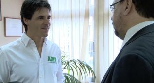 Álex Crivillé sorprende al primer cliente de AMV