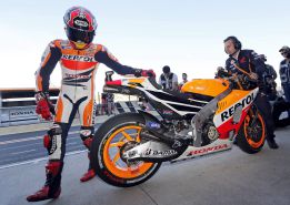 Marc Márquez responde a la presión consiguiendo la pole