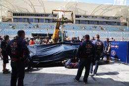 Vettel y su Red Bull sólo dan media vuelta al circuito
