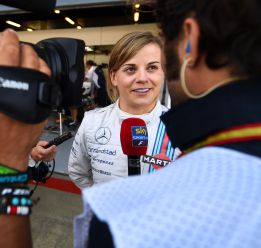 Susie Wolff zanja la polémica y disculpa a Checo ‘cocinando’