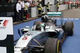 Nico Rosberg gana pero Lewis Hamilton consigue deslumbrar