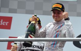 Valtteri Bottas sube al podio mientras Felipe Massa vuelca