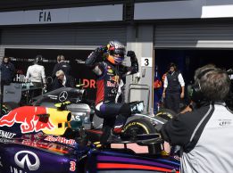 Gana Ricciardo; Alonso, 7º tras una sanción a Magnussen