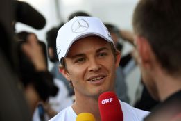 Rosberg habla con los medios de comunicación.