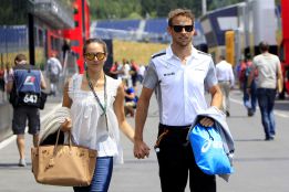 Button y Jessica Michibata han contraído matrimonio en Hawai