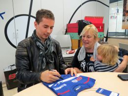 Jorge Lorenzo visita a los niños del hospital Sant Joan de Déu