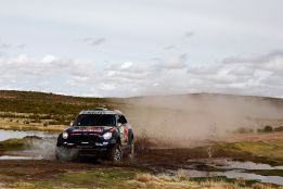 Nasser Al-Attiyah resiste el ataque de Giniel De Villiers