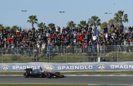 Seis vueltas para Alonso en su debut y Vettel fue el más rápido