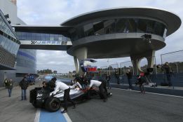 Seis vueltas también para Button; Vettel líder en Jerez