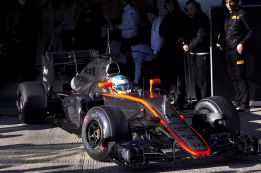 Alonso y Button completan el programa del 'filming day'