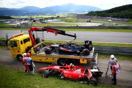 Alonso y Raikkonen fuera de carrera tras un fuerte accidente Alonso y Raikkonen fuera de carrera tras un fuerte accidente