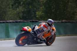 Carrusel de caídas: Rossi, dos de Márquez y Pedrosa, dolorido