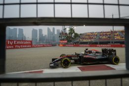 Alonso se asoma a la élite en la noche de Singapur