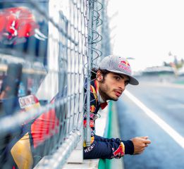 Carlos Sainz por fin deja atrás el año de los mil problemas