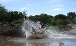 Toby Price se lleva la etapa en motos con Barreda séptimo