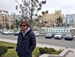 Fernando Alonso visita el circuito de Bakú en sus tareas de embajador.
